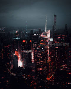 暗红光影中的纽约天际线夜景