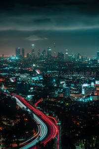 光影交织的城市天际线