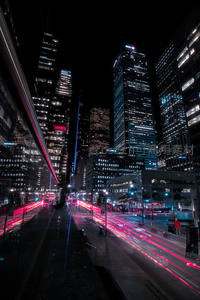 霓虹闪烁的摩天楼街景