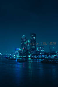 河畔夜色中的都市剪影