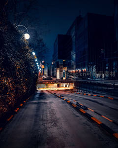 幽深小径通向寂静楼宇