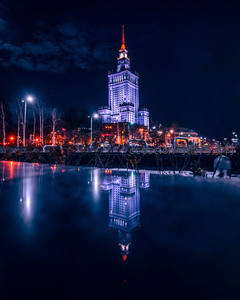 夜幕华灯映水，古塔巍峨倒影生辉