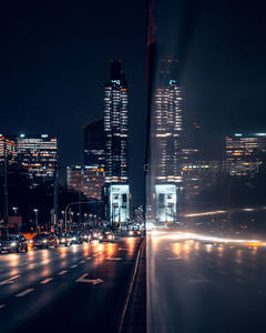 车流如织穿城过，霓虹闪烁夜未央