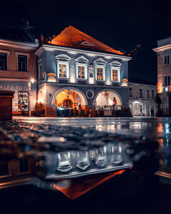 雨后广场：古典建筑倒影如梦似幻