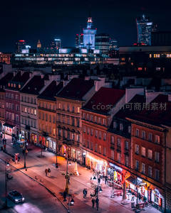 俯瞰华沙老城：屋顶与霓虹交织的夜色