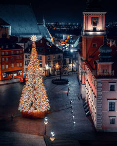 圣诞树点亮古城广场，节日氛围浓郁