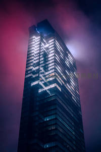 云雾缭绕的摩天大楼夜景