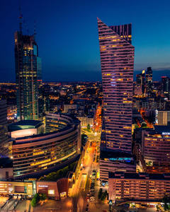 夜幕降临的城市天际线