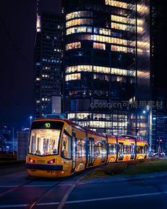 黄色电车穿梭于摩登楼宇间