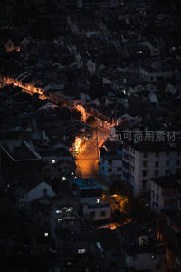 老城区夜色，暖黄街灯下的宁静巷弄