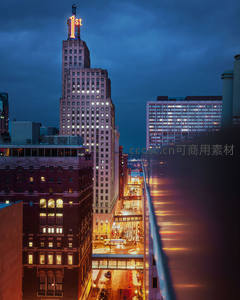 高处俯瞰雨后城市街道夜景