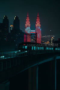 霓虹双塔下的地铁飞驰