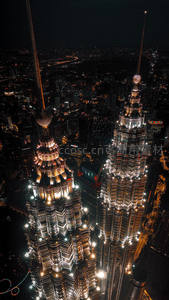 双子塔夜空下的璀璨奇观