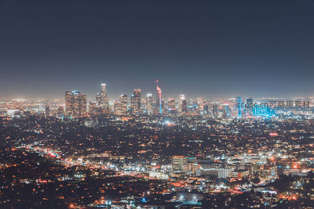 夜幕下的都市天际线灯火辉煌