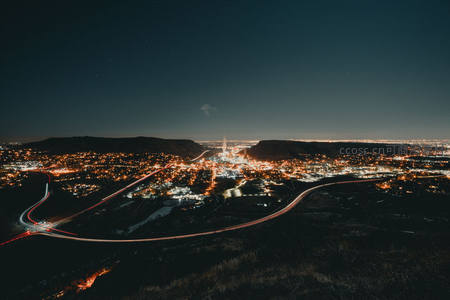 夜色中的城市灯火与蜿蜒车流