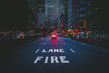 消防通道上的都市夜行者