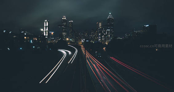 霓虹都市下的高速车流光轨
