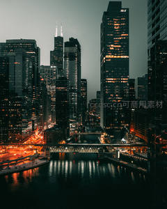 河畔摩天楼群的黄昏倒影