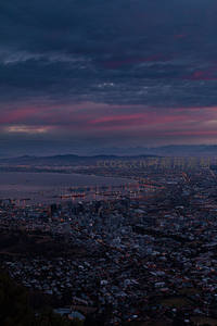 山巅俯瞰暮色港湾城市