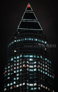 夜幕下的金字塔尖摩天楼