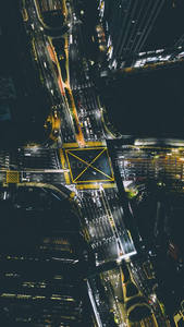 高空俯瞰十字路口车流如织