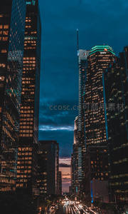 黄昏时分城市峡谷车流如织