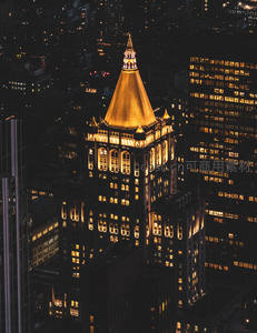 夜幕下的金色尖顶摩天楼