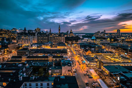 加拿大魁北克城黄昏，古堡与街灯交相辉映