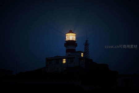 夜幕下的灯塔光芒穿透黑暗