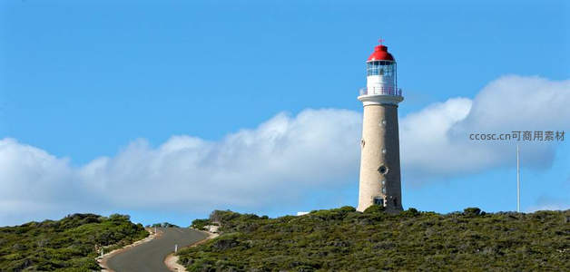 山丘之巅的石砌灯塔