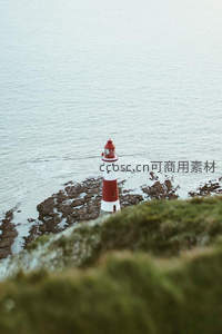 红白灯塔静立礁石守望大海