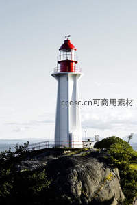 红顶白塔矗立岩岸守望海天