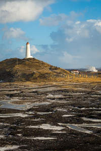 火山地貌上的白色灯塔