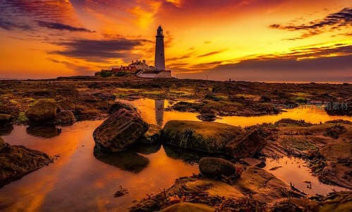 金色晚霞下灯塔倒影如画