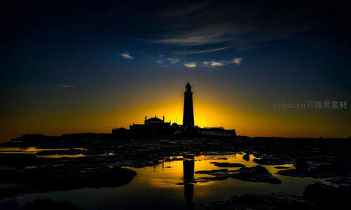 剪影灯塔与黄昏天际线交辉