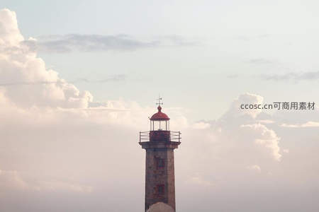 石砌灯塔顶冠红帽映云霞