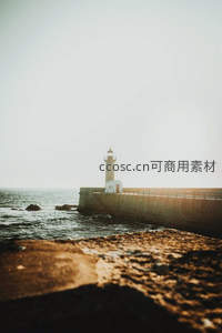 码头尽头的灯塔，阳光洒满海面
