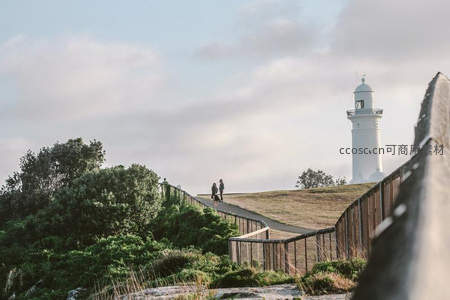 海岸灯塔与漫步情侣的宁静时光