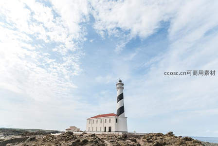 黑白条纹灯塔矗立于岩岸之上
