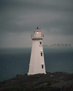 孤灯守夜，海天一色映苍穹