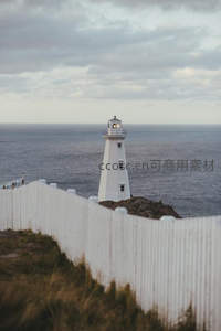 白栅栏前，灯塔遥望浩瀚大海