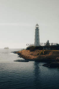 海岸灯塔静立，守护远方航程