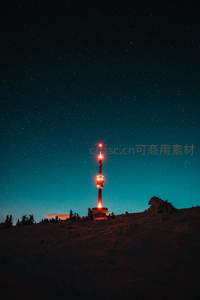 星空下的通信塔，红光穿透寂静夜幕