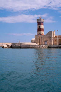 红白相间灯塔守护港口水域