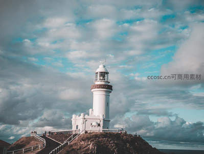 云海之巅的白色灯塔，游客打卡胜地