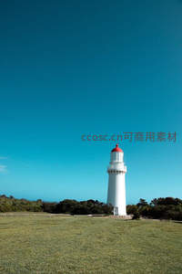 草原之上白塔耸立，晴空万里无垠