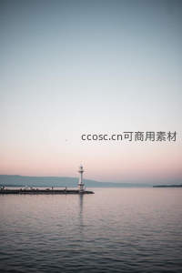 暮色中的灯塔静立水天一色间