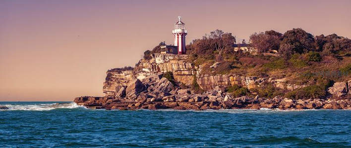 悬崖灯塔守望蔚蓝大海