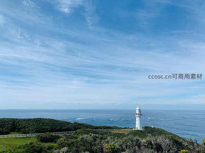蓝天绿地间白色灯塔守望大海