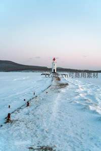 雪原尽头灯塔，冬日静谧如画